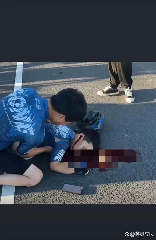 坐共享单车车篮摔死,共享单车摔倒