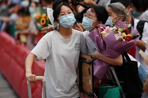 2025澳門正版資料免費和高考结束集体找妈妈与高考后和老妈准备回家